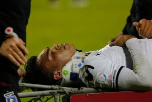 Suazo cayó inconsciente en el partido de Colo Colo y fue sacado en ambulancia