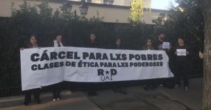 Caso Penta: Délano y Lavín fueron recibidos con una manifestación a sus clases de ética