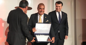 Checho Hirane es distinguido por la Archi y recibe premio 