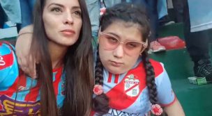 [VIDEO] El fútbol no tiene limitaciones: Madre le relata el partido a su hija ciega en el fútbol argentino