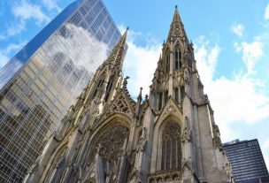 Detienen a sujeto que portaba bidones de gasolina en una catedral de Nueva York