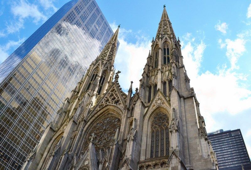 Detienen a sujeto que portaba bidones de gasolina en una catedral de Nueva York