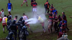 [VIDEO] Policía tuvo que utilizar gas pimienta para detener violenta pelea en el fútbol brasileño