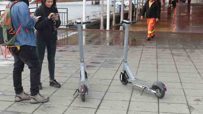 VIDEO | Insólito: “guardan” scooter público al interior de Municipalidad de Valdivia