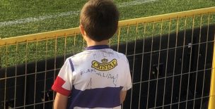 Marca que viste a la UC le regalará especial camiseta a pequeño hincha que emocionó a todos