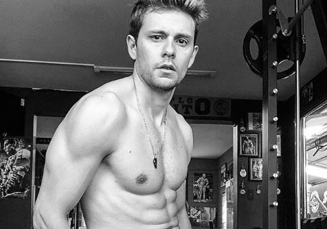 Lluvia de críticas a Joaquín Méndez por encontrarse “parecido” a James Dean en esta foto