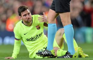 Así le quedó la cara a Messi tras fuerte codazo que le propinó un jugador del Manchester United