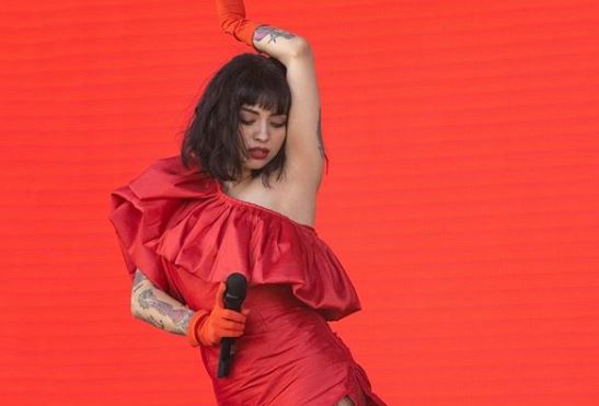 Leyendo la letra y en “spanglish”: Mon Laferte hizo de Dua Lipa en festival Coachella [VIDEO]