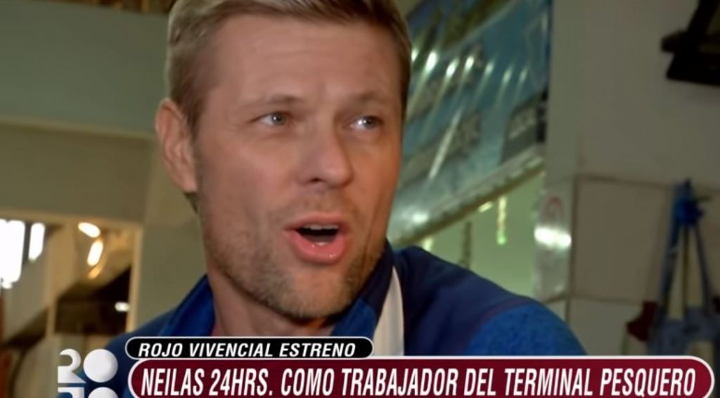 Jurado de “Rojo” recibe homofóbico insulto de un trabajador del Terminal Pesquero de Santiago
