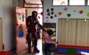 VIDEO | Padre sorprende a su hija disfrazado de Iron Man porque no pudo conseguir entradas para 