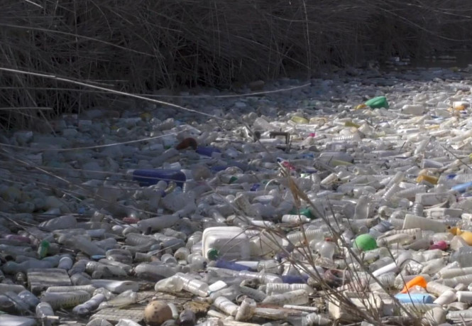 Impactante: Video muestra cómo un río en España es literalmente de plástico