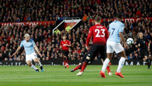 Sánchez ingresó en derrota del United a manos de un City que alcanzó la cima