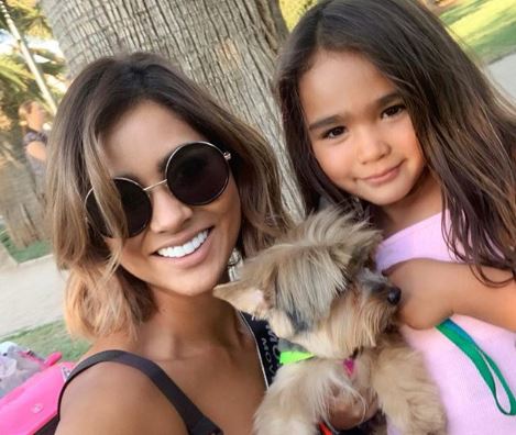 Critican a Camila Recabarren por pose “poco femenina” junto a su hija