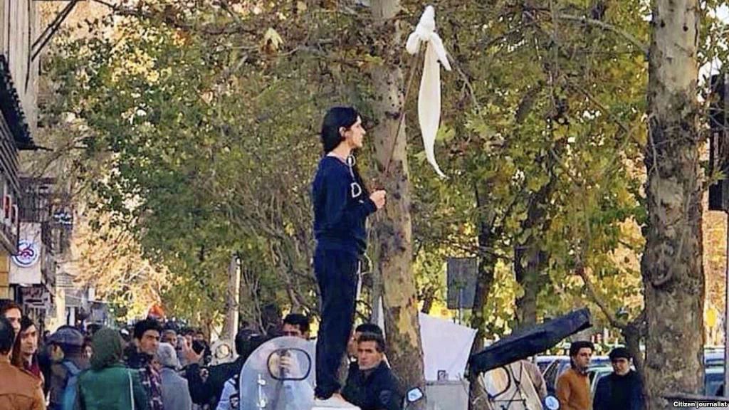 Justicia iraní condena a un año de cárcel a mujer que se quitó el hijab como protesta