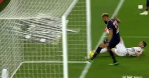 ¿El condoro del año? Jugador del PSG le quita el gol a su compañero y se lo pierde