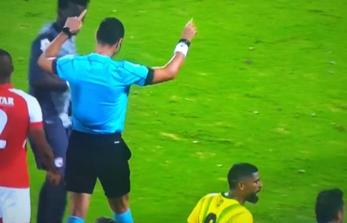 Árbitro que dirigió el partido de la UC-Gremio cobró un insólito gol con un inexistente VAR en Colombia