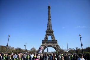 Evacúan la Torre Eiffel: un hombre escaló el monumento