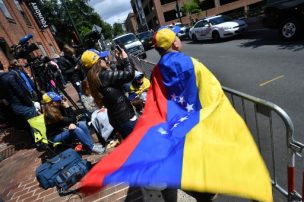 Gobierno de Maduro y oposición negocian la paz en Noruega