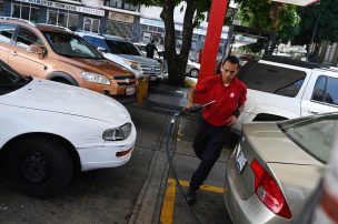 Colas de varios días para surtirse de gasolina en la petrolera Venezuela