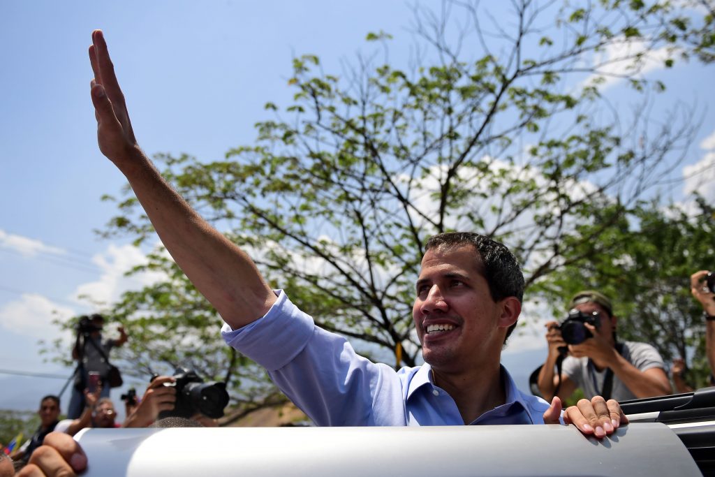 Guaidó afirma que Maduro debe decidir si sale por “la fuerza” en Venezuela