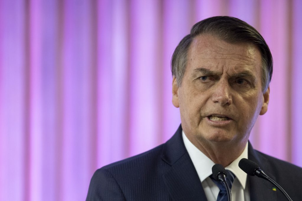 Bolsonaro revisa decreto y prohíbe que civiles porten fusiles