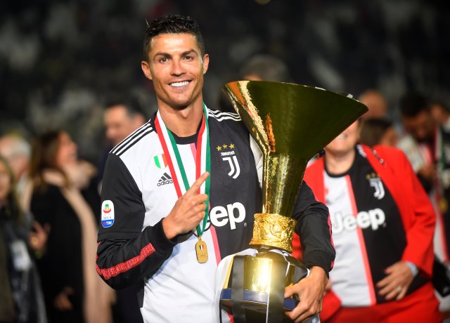 [VIDEO] Cristiano Ronaldo le pega con la copa a su hijo mientras celebraba el título de la Serie A