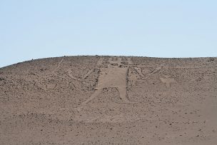 Detienen a dos italianos por caminar sobre el monumento 