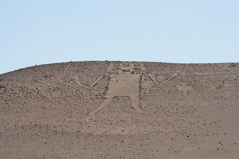 Detienen a dos italianos por caminar sobre el monumento “Gigante de Tarapacá”