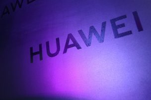 Diputados de la UDI recurrirán al Sernac por usuarios de Huawei en Chile