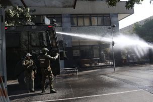 Instituto Nacional evacúa el colegio y suspende sus clases por disturbios