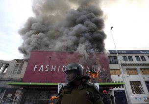 Grave incendio se registra en multitienda en esquina Matucana en medio de marcha