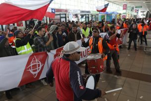 Trabajadores de carga de equipaje del aeropuerto protestaron durante esta mañana