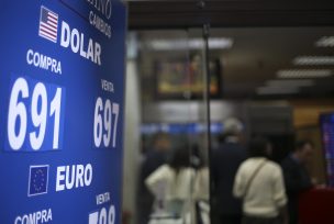 Dólar sube y podría superar los 700 pesos