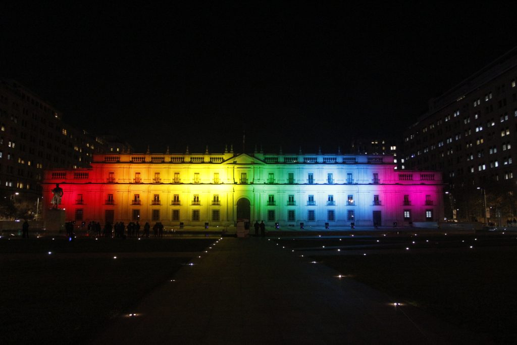 La Moneda se iluminó este viernes con los colores de la diversidad sexual