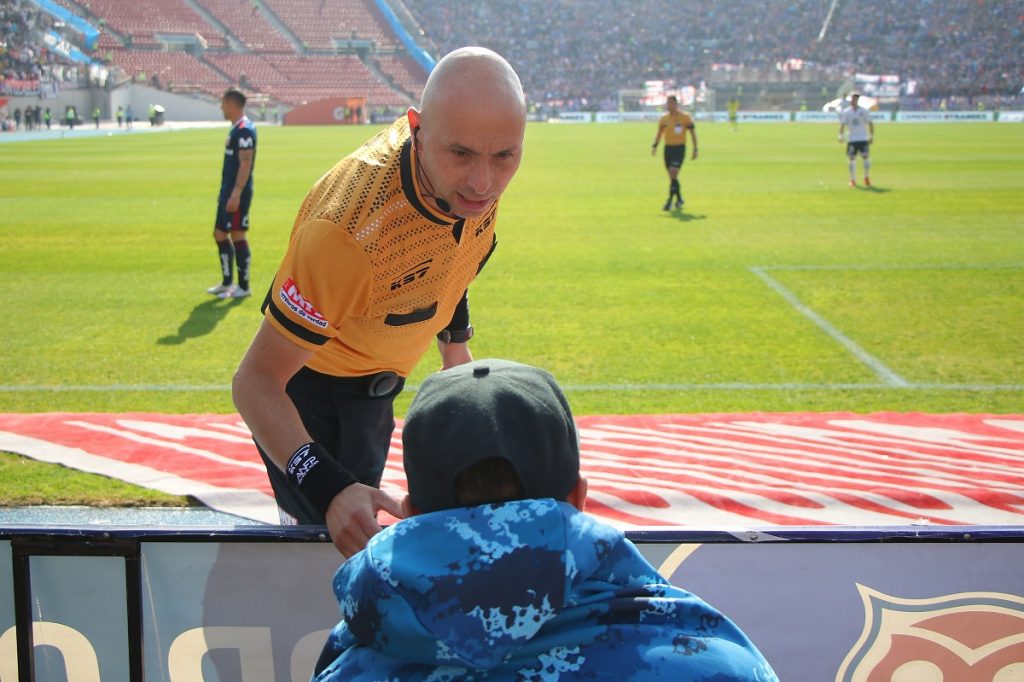 Johnny Herrera fue sacado del campo de juego mientras veía el Superclásico entre la U y Colo Colo