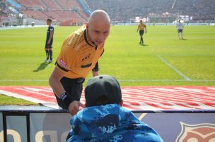 Johnny Herrera fue sacado del campo de juego mientras veía el Superclásico entre la U y Colo Colo