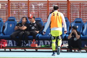 Colo Colo tapó el escudo de la U en el banco de suplentes en el Superclásico