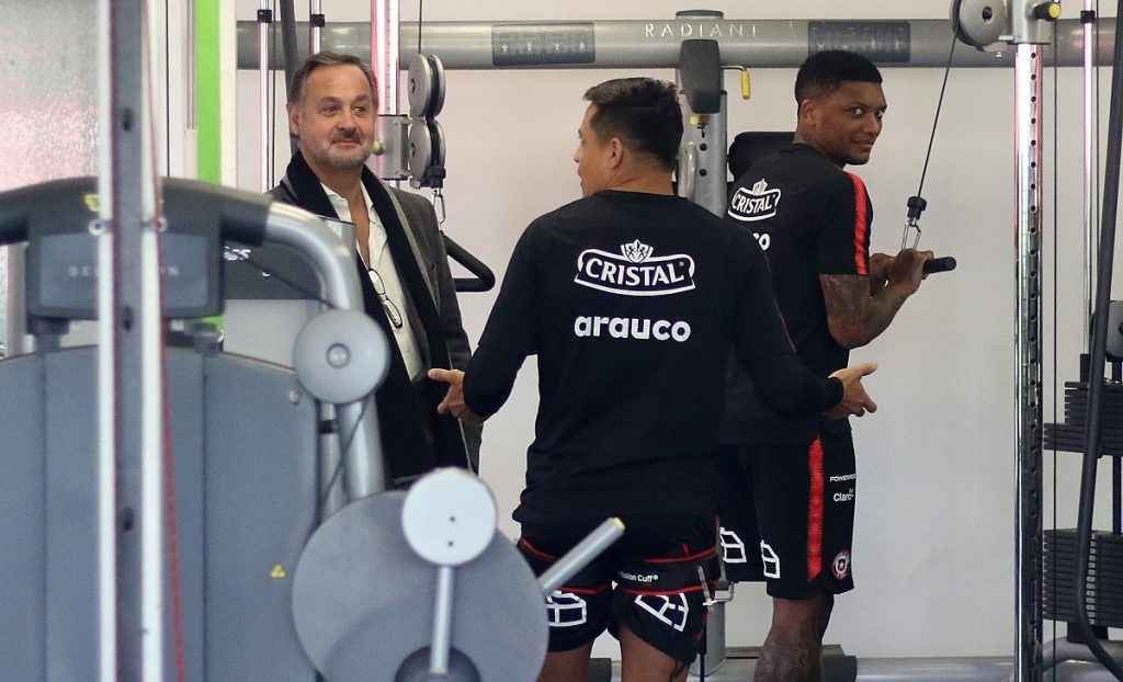 Alexis se sumó a la ‘Roja’ y se realiza exámenes en una clínica por el tobillo
