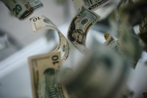 Dólar roza los $700 producto de la guerra comercial entre China y Estados Unidos