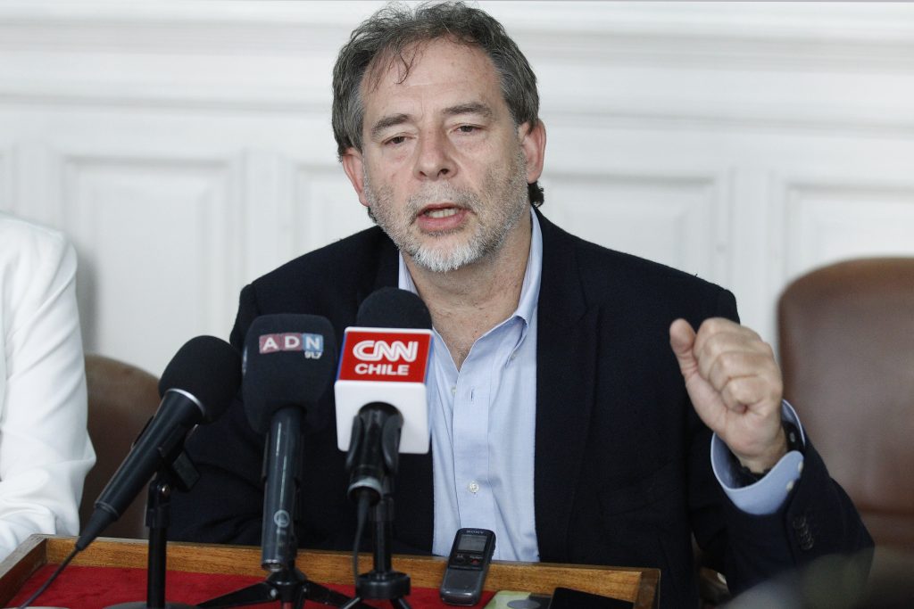 Girardi anuncia proyecto para incorporar los “neuroderechos” a la Constitución