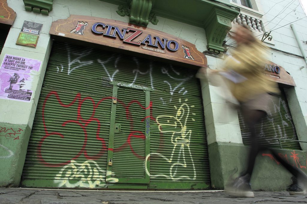 Tradicional bar “Cinzano” de Valparaíso deberá cerrar un mes por patente vencida