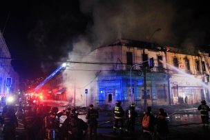 Incendio y posterior derrumbe afectó a dos locales comerciales en Valparaíso