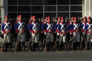 Con trajes de la Guerra del Pacífico marinos encabezaron desfiles en Valparaíso