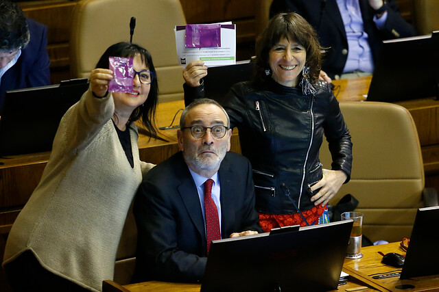 “Todes con gorrito”: Diputada Mix repartió condones a sus colegas en el Congreso