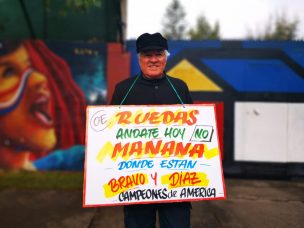 “Ándate hoy, no mañana”: abuelito protesta contra Rueda en el frontis de Juan Pinto Durán