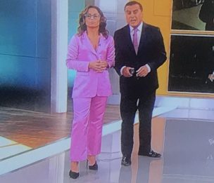 Coni Santa María responde a las personas que criticaron su traje rosado en el noticiario