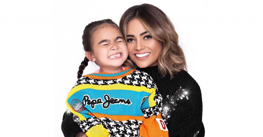 “Como dos gotas de agua”: Camila Recabarren y su hija se sometieron a un singular cambio de look