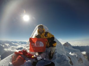 Montañista chileno hace historia al alcanzar la cumbre del Everest sin oxígeno complementario