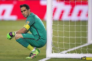 Aseguran que Claudio Bravo se alejaría de la Copa América de Brasil