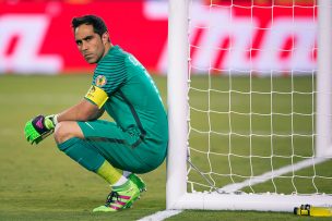 Claudio Bravo rompe el silencio posando junto a las dos Copa América de Chile